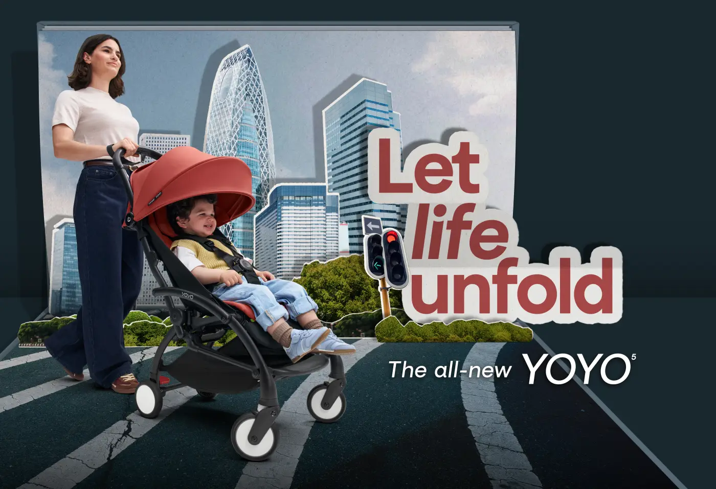 คุณแม่เข็นรถเข็นเด็ก Stokke YOYO5 สีแดงที่มีลูกนั่งอยู่ ข้อความ Let life unfold – The all-new YOYO5